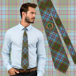 Klan Andersson Vapensköld över Tartan Slips<br><div class="desc">Klan Andersson vapensköld-bricka omgiven av ett band och ett låsbeslag över tartanbakgrunden. Anpassningsbar.</div>