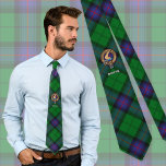 Klan Armstrong Vapensköld över Tartan Slips<br><div class="desc">Klan Armstrong-vapensköld-bricka omgiven av ett band och ett låsbeslag över tartanbakgrunden. Anpassningsbar.</div>