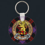 Klan Brown Vapensköld över Tartan Nyckelring<br><div class="desc">Klan Brunt vapensköld-märke omgivet av ett band och ett låsbeslag över tartanbakgrunden. Anpassningsbar på båda sidor.</div>