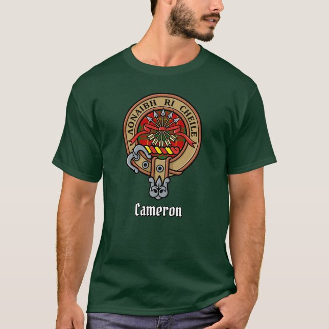 Klan Cameron Vapensköld över Tartan T Shirt (Framsida)