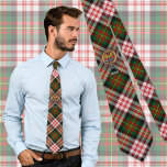 Klan Carnegie Vapensköld över Dress Tartan Slips<br><div class="desc">Klan Carnegie vapensköld-bricka omgiven av ett band och ett låsbeslag över klädtjärans bakgrund. Anpassningsbar.</div>