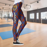 Klan Carnegie Vapensköld över Tartan Leggings<br><div class="desc">Klan Carnegie vapensköld-bricka omgiven av ett band och ett låsbeslag över tartanbakgrunden. Anpassningsbar.</div>