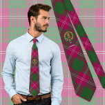 Klan Crawford Vapensköld över Tartan Slips<br><div class="desc">Klan Crawford vapensköld-bricka omgiven av ett band och ett låsbeslag över tartanbakgrunden. Anpassningsbar.</div>