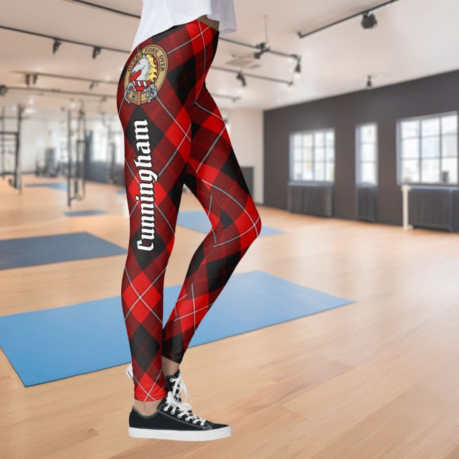 Klan Cunningham Vapensköld över Tartan Leggings (Skapare uppladdad)