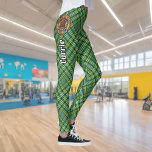 Klan Currie Tupp Vapensköld över Tartan Leggings<br><div class="desc">Klan Currie tupp vapensköld-bricka omgiven av ett band och ett låsbeslag över blå tartanbakgrund. Anpassningsbar.</div>