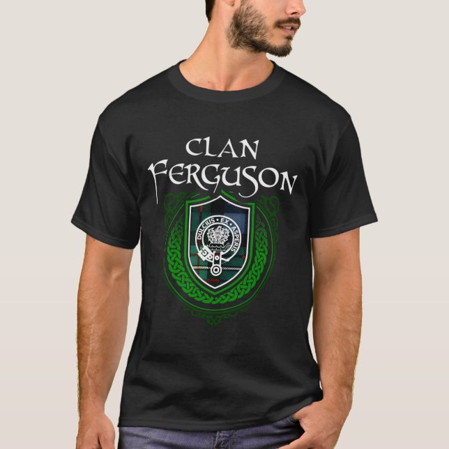 Klan Ferguson Surname Scottish Klan Tartan Shield T Shirt (Framsida)