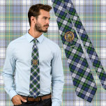 Klan Gordon Vapensköld över Dress Tartan Slips<br><div class="desc">Klan Gordon vapensköld-bricka omgiven av ett band och ett låsbeslag över klädtjärtanbakgrunden. Anpassningsbar.</div>
