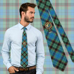 Klan Guthrie Vapensköld over Tartan Slips<br><div class="desc">Klan Guthrie vapensköld-bricka omgiven av ett band och ett låsbeslag över tartanbakgrunden. Anpassningsbar.</div>