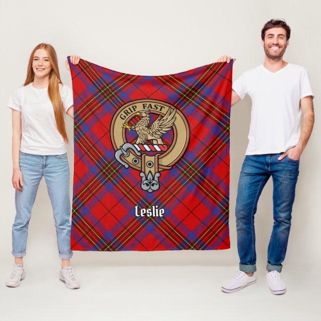Klan Leslie Vapensköld över Red Tartan Fleecefilt (På plats)