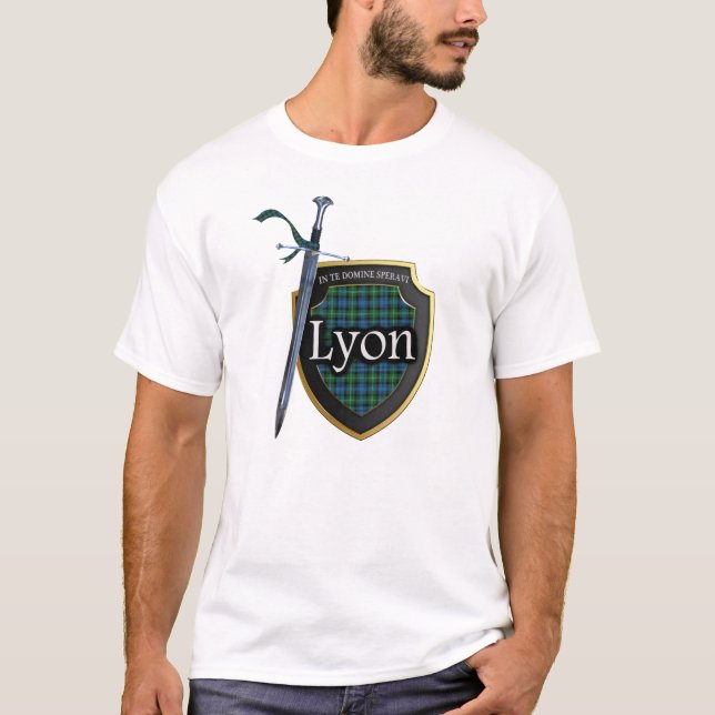 Klan Lyon Tartan Scottish Shield & Sword T Shirt (Framsida)