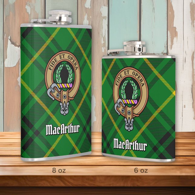 Klan MacArthur Vapensköld över Tartan Fickplunta (Skapare uppladdad)