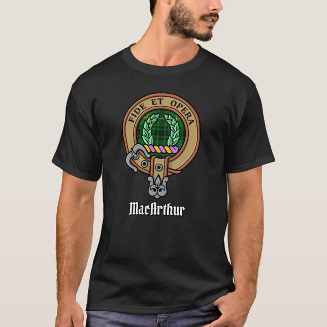 Klan MacArthur Vapensköld över Tartan T Shirt (Framsida)