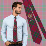 Klan MacDougall-Vapensköld över Tartan Slips<br><div class="desc">Klan MacDougall-vapensköldens märke omgivet av ett band och ett låsbeslag över tartanbakgrunden. Anpassningsbar.</div>