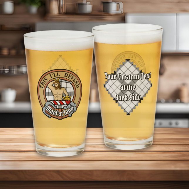 Klan MacFarlane Vapensköld över Black and White Ta Glaskopp (Skapare uppladdad)