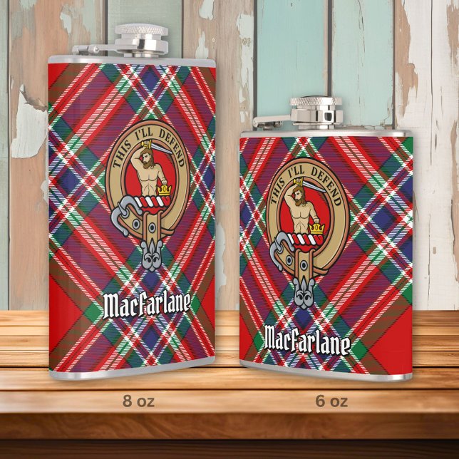 Klan MacFarlane Vapensköld över Red Tartan Fickplunta (Skapare uppladdad)