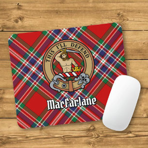 Klan MacFarlane Vapensköld över Red Tartan Musmatta