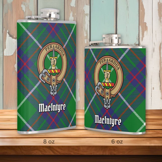 Klan MacIntyre Vapensköld over Hunting Tartan Fickplunta (Skapare uppladdad)