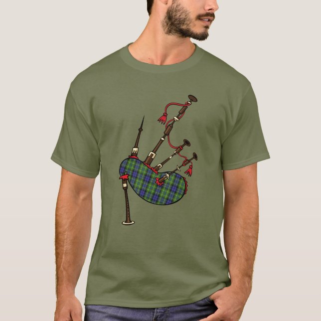 Klan MacNeill av Gigha Tartan Bagpipes T Shirt (Framsida)