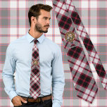 Klan MacPherson Vapensköld över jakt på Tartan Slips<br><div class="desc">Klan MacPherson-vapensköld-bricka omgiven av ett band och ett låsbeslag över jaktartans bakgrund. Anpassningsbar.</div>