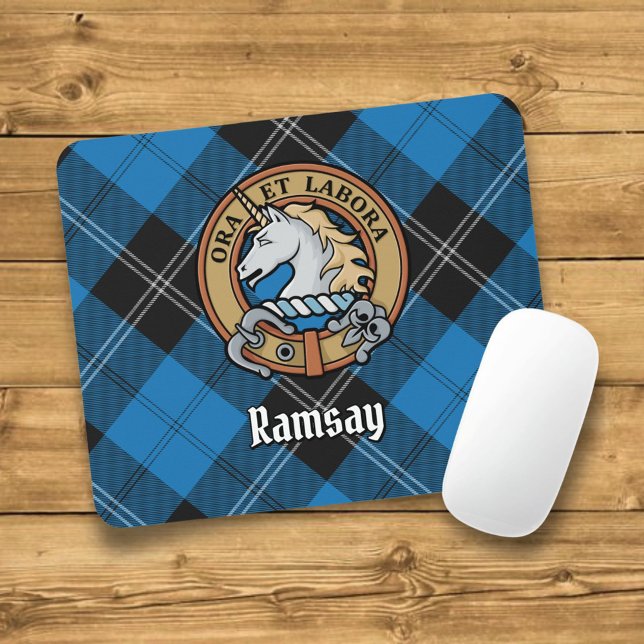 Klan Ramsay Vapensköld över Blue Hunting Tartan Musmatta (Skapare uppladdad)