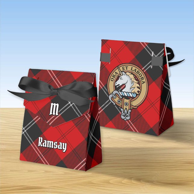 Klan Ramsay Vapensköld över Red Tartan Presentaskar (Skapare uppladdad)