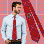 Klan Ro Vapensköld över Tartan Slips<br><div class="desc">Klan Ro vapensköld-bricka omgiven av ett band och ett låsbeslag över tartanbakgrunden. Anpassningsbar.</div>