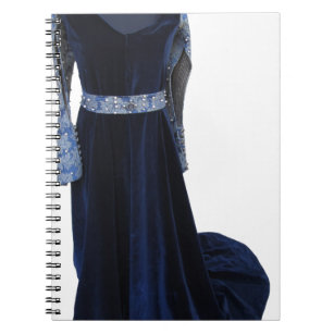 Klänning i medeltida blått på docka på vitt anteckningsbok