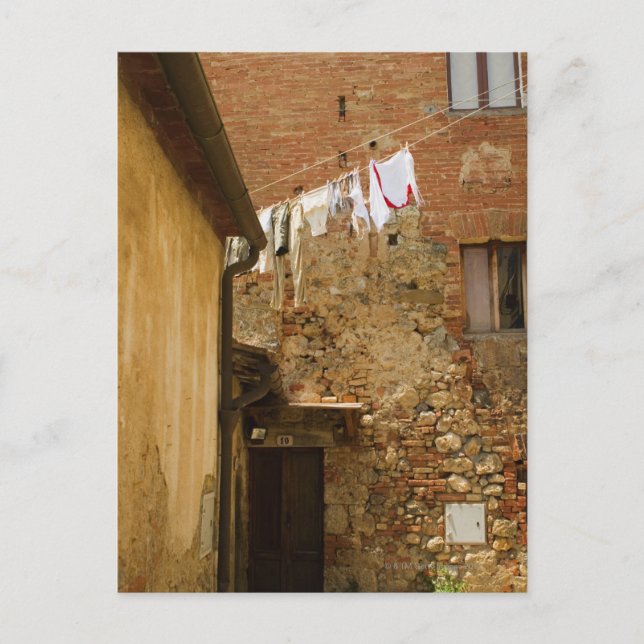 Klänningar som hänger för att torka på en tvättlin vykort (Framsida)