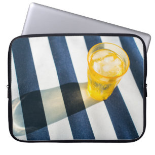 Klar glas med gult vätska laptop fodral