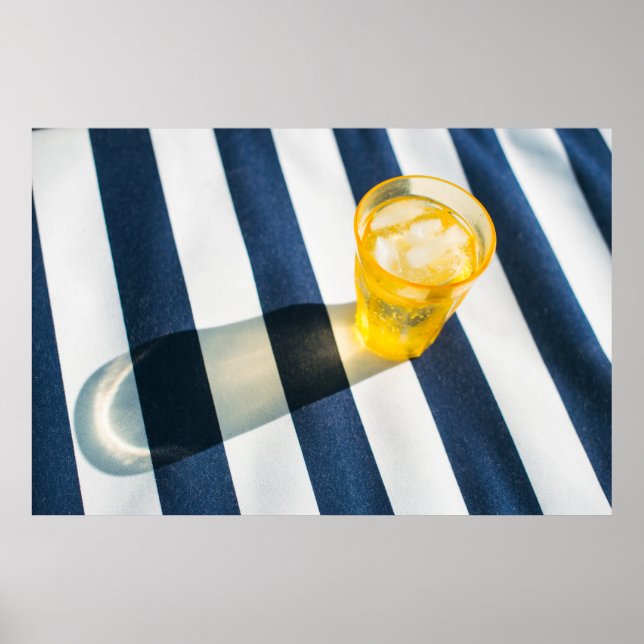 Klar glas med gult vätska poster (Framsidan)