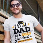 Klar Pappa om ett svart tak för guld i namn på 202 T Shirt<br><div class="desc">Fira din sons eller dotters studenten med denna moderna t-shirt med "Proud PAPPA i 2023 Student"-typografi i svart och guld. Anpassa enkelt den här t-tröjan med studenten och namn i student genom att redigera mallen fält.</div>