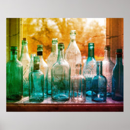 Klara blå+gröna glasflaskor i fönsterväggen poster
