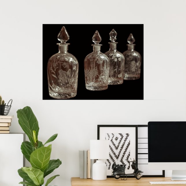 Klara etsade retro glasparfymflaskor på en vägg poster (Hemmakontoret)