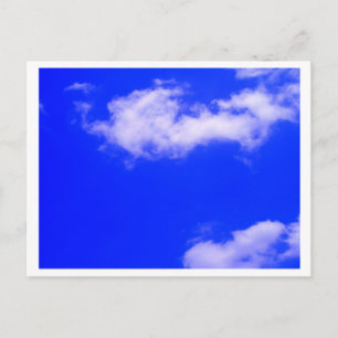 Klart blå himmel och vita moln vykort