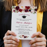 Klass 2023 Burgundy Red Blommigt Studentfest Inbjudningar<br><div class="desc">Fira Studenten i Stil med inbjudan till Studentfest i Blommigt. Med sina häpnadsväckande burgundröda blommigtar och vackra typografi är denna inbjudan till studentfest det perfekt sättet att markera din speciella händelse. Oavsett om du bjuder in familj och vänner till en personlig firande eller en virtuell händelse, är den här inbjudan...</div>