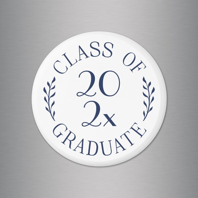Klass 2023 examen chic marin typsnittsmagnet magnet (Class of Year Graduate Chic Navy Typography Magnet in situ)