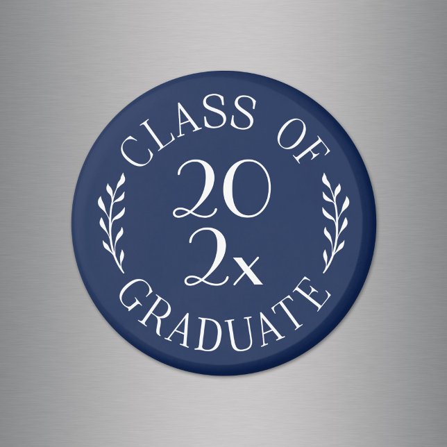 Klass 2023 examen chic typografi marinblå magnet (Class of Year Graduate Chic Typography Navy Blue Magnet in situ)