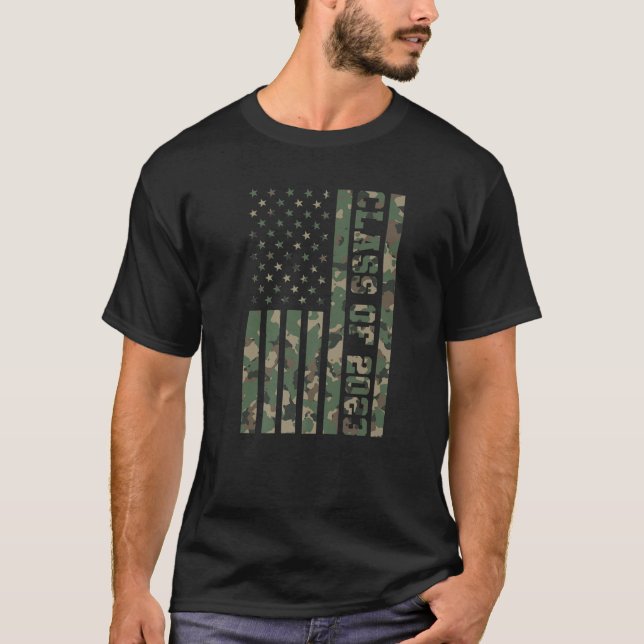 Klass 2023: Kamouflage American Flagga Studenten T Shirt (Framsida)