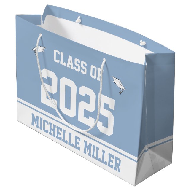 Klass 2023 och Namn på Baby blue och vit (Baksidan Vinklad)