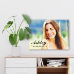 Klass 2023 Student Photo Studenten Canvastryck<br><div class="desc">Visning ett personlig foto av din high school eller College student i stil med den här inslagna utskriften av arbetsytans väggkonst. Enkel och minimal design ger en bild av graden, accentuerad med en modern och elegant skripttext som täcker klassåret namn och klassåret. Svart text färg och stilar kan ändras.</div>