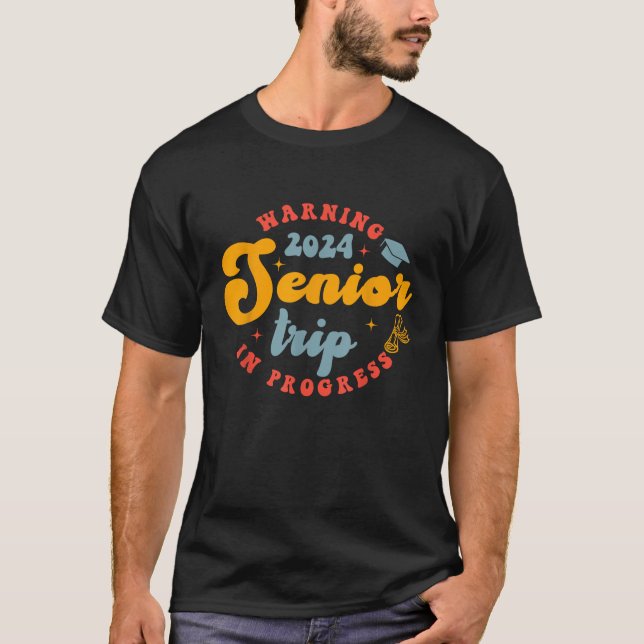 Klass 2024: Högre Resa under arbete Studenten T Shirt (Framsida)