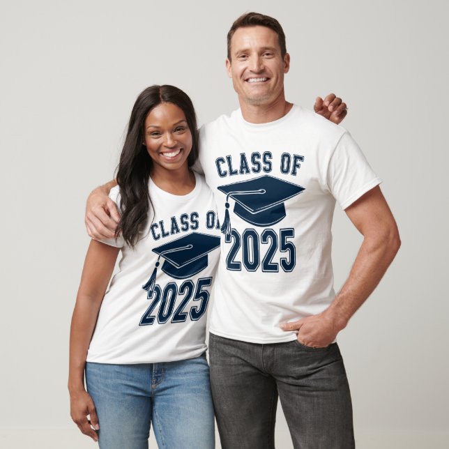 Klass 2025: Blue Grad Cap Studenten T Shirt (Unisex)