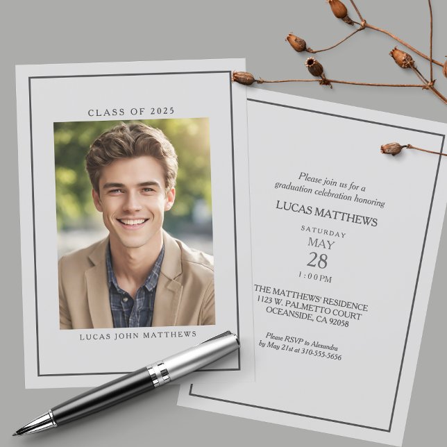 Klass 2025 Klassisk Anpassningsbar Photo Studenten Inbjudningar (A classic minimalist graduation invitation to celebrate your graduate's achievement.)