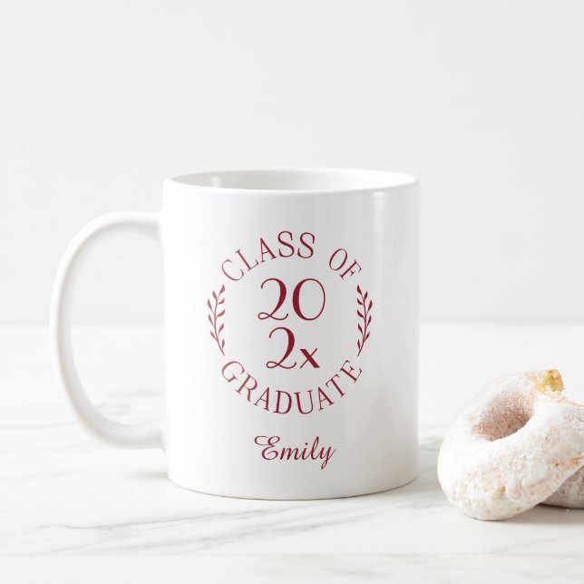 Klass 2025 Namn Burgundy Typography Studenten Kaffemugg (Med munk)