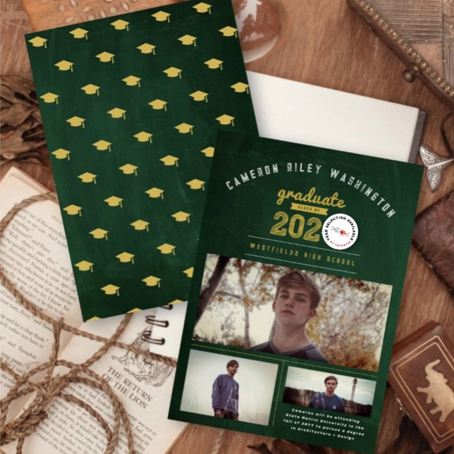 Klass 2025: Retro Chalkboard 3 Photo Studenten Inbjudningar (Class Of 20YY Retro Green Chalkboard, Bold Gold & White Sketch 3 Photo Graduation Announcement Card.)