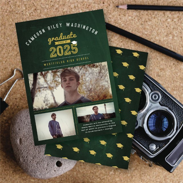 Klass 2025: Retro Chalkboard 3 Photo Studenten Inbjudningar (Class Of 2025 Retro Green Chalkboard, Bold Gold & White Sketch 3 Photo Graduation Announcement Card.)