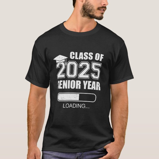 Klass 2025: Senior Year Loading Funny Senior 202 T Shirt (Framsida)