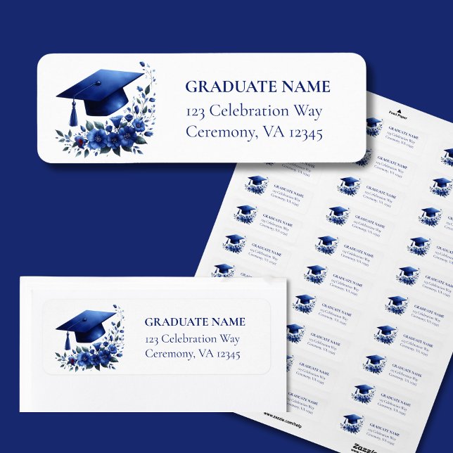 Klass 2026 Blåa Student-Returetiketter Returadress Etikett (A blue mortarboard with blue flowers make for an elegant return address label for graduates.)