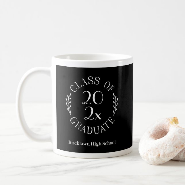 Klass 2026 Emblem Skolnamn Svart Examen Kaffemugg (Med munk)