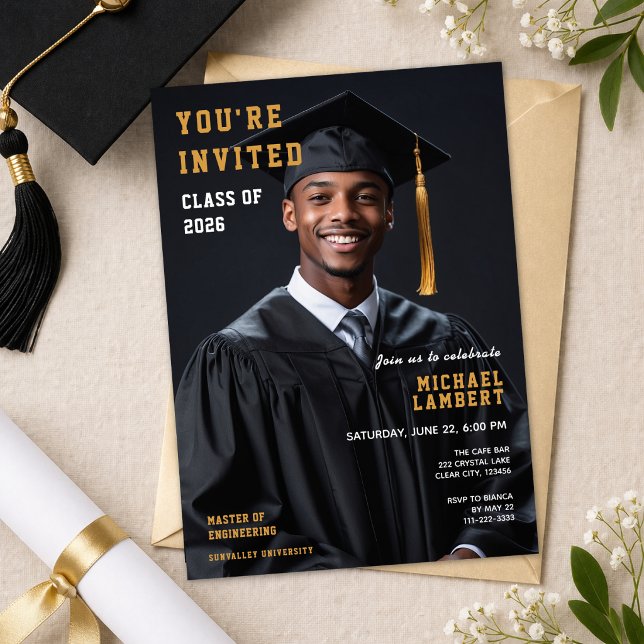 Klass 2026 Foto Examen Inbjudan (Modern graduation invitation with photo clean black and gold Class of 2026 design)